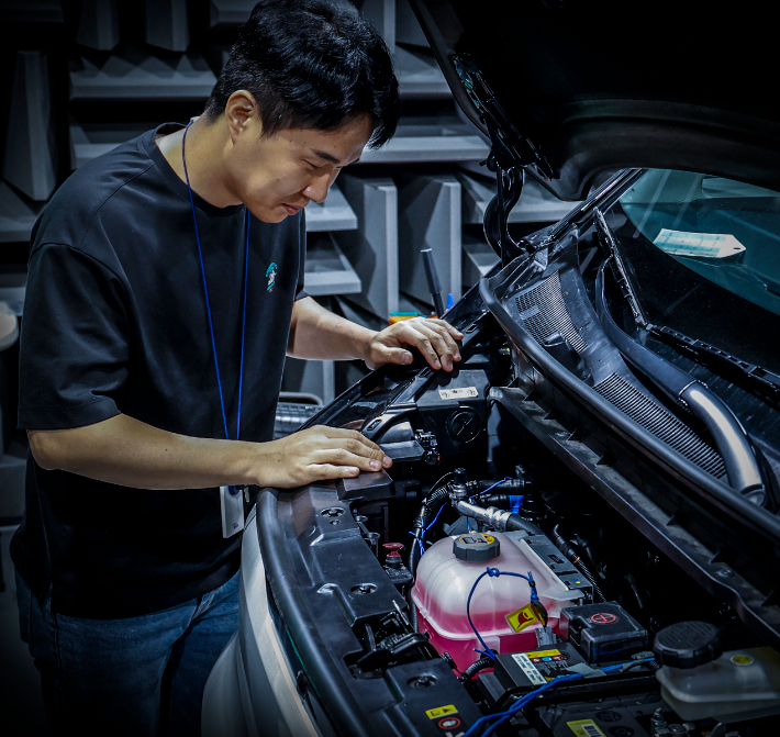 현대위아의 한 연구원이 경기도 의왕시 현대위아 열관리시험동에서 공조시스템 시험을 진행하고 있다. 현대위아 제공