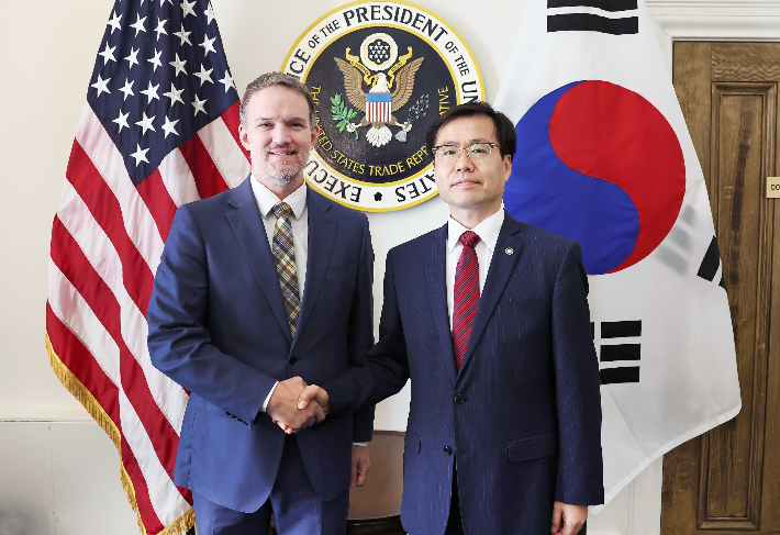 여한구 산업통상자원부 통상교섭본부장이 25일(현지시간) 미국 워싱턴 DC 미국무역대표부 회의실에서 제이미슨 그리어 미국무역대표부 대표와 한미 관세 협상 진전 방안 등에 대한 논의에 앞서 기념촬영을 하고 있다. 산업통상자원부 제공