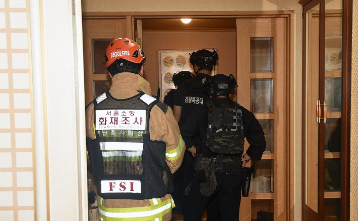 지난 21일 인천 송도국제도시 아파트에서 60대 남성이 아들을 사제총기로 살해한 뒤 체포된 피의자 진술을 토대로 서울 도봉구 피의자 자택을 수색하고 있다. 서울소방재난본부 제공