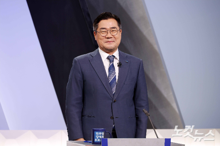 박찬대 더불어민주당 당대표 후보가 27일 오후 서울 여의도 KBS 신관 공개홀에서 TV토론회 시작 전 토론 준비를 하고 있다. 국회사진기자단
