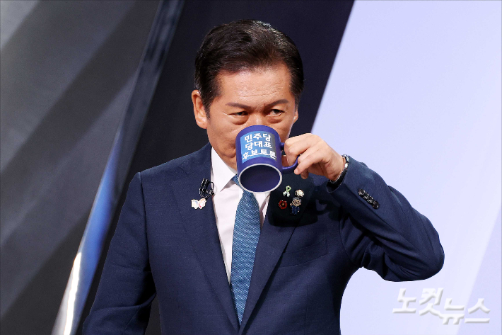 정청래 더불어민주당 당대표 후보가 27일 오후 서울 여의도 KBS 신관 공개홀에서 TV토론회 시작 전 물을 마시고 있다. 국회사진기자단