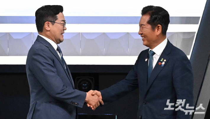 더불어민주당 박찬대(왼쪽)·정청래 당대표 후보가 27일 오후 서울 여의도 KBS에서 열린 TV토론회 시작 전 기념촬영을 하고 있다. 국회사진기자단