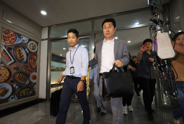 김건희 여사의 의혹들을 수사하는 민중기 특별검사팀 관계자들이 25일 서울 서초구 아크로비스타 내 김 여사의 코바나컨텐츠 사무실 압수수색을 마친 뒤 철수하고 있다. 연합뉴스