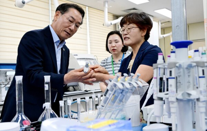 유정복 인천시장이 지난 8일 인천, 강화 연안의 방사능 조사와 관련해 인천보건환경연구원을 점검했다. 유 시장 페이스북 캡처