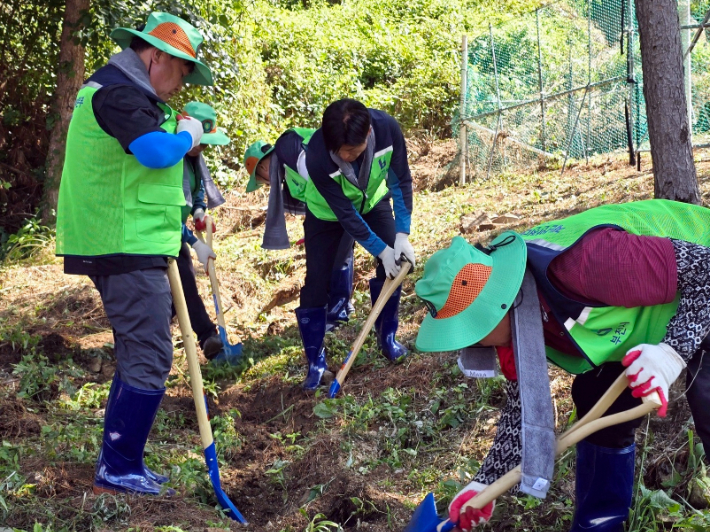 수해 현장에서 복구 작업을 하고 있는 조용익(가운데) 부천시장 모습. 부천시 제공