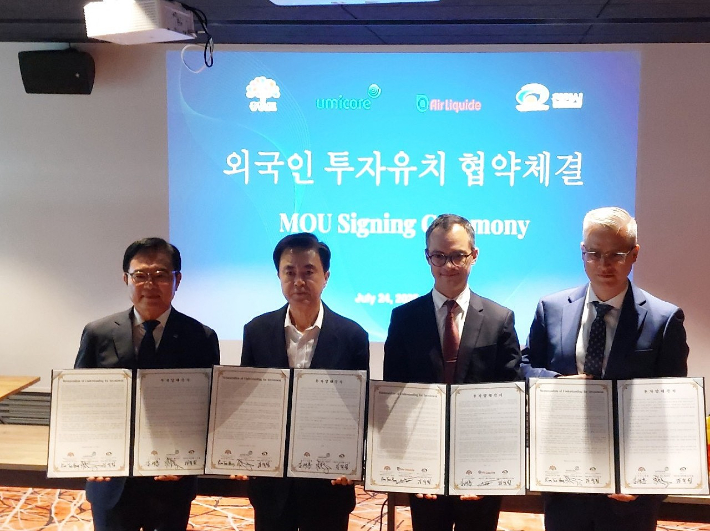 김석필 천안시장 권한대행과 김태흠 충남지사(왼쪽부터), 기업 관계자들이 협약을 체결한 뒤 기념촬영을 하고 있다. 천안시 제공