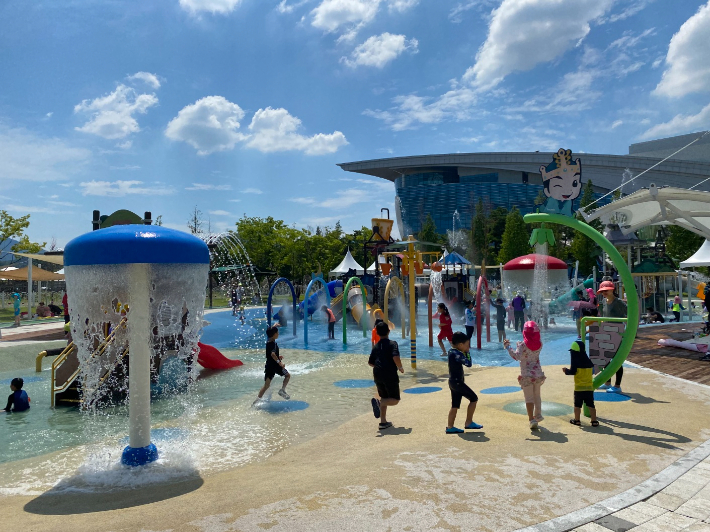 황성공원 어린이 물놀이장을 찾은 아이들이 물놀이를 즐기고 있다. 경주시 제공