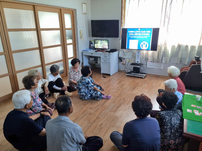 경주시가 스마트경로당 인프라를 확대하고 어르신들의 접근성 향상을 위해 관련 교육을 시행하고 있다. 경주시 제공