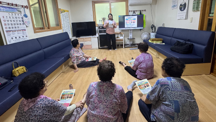 경주시가 스마트경로당 인프라를 확대하고 어르신들의 접근성 향상을 위해 관련 교육을 시행하고 있다. 경주시 제공