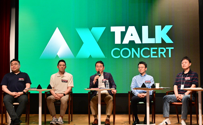 LG전자 조주완 CEO가 전 구성원 소통행사인 'AX 토크콘서트'에서 AIㅁ 기술의 중요성을 강조하며, AX 확산에 앞장서겠다고 밝혔다. LG전자 제공 
