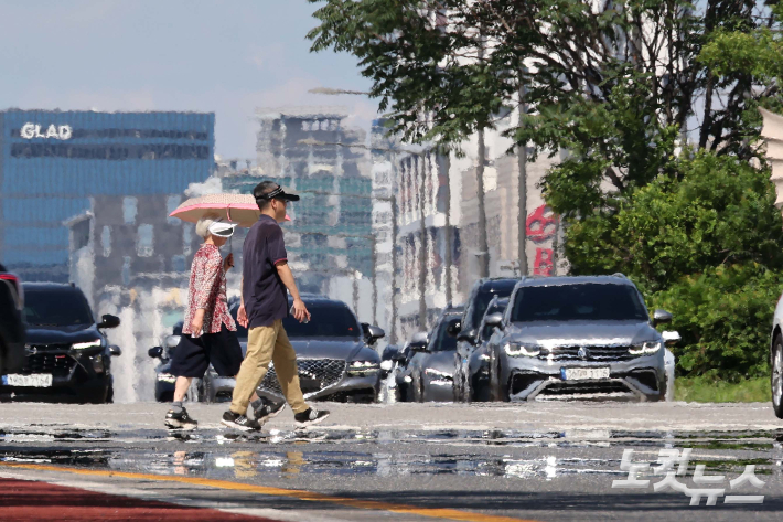 전국 대부분 지역에 폭염경보가 내려진 가운데 도로에 지열로 인한 아지랑이가 피어오르고 있다. 박종민 기자
