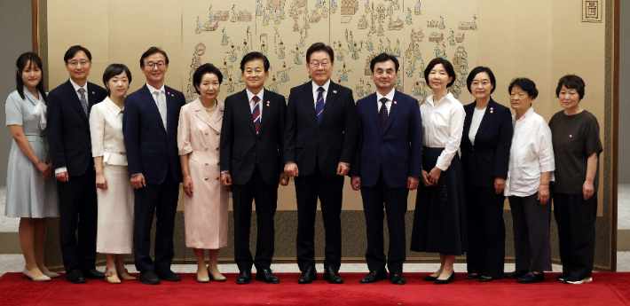 李대통령, 통일·국방·해수·중기부 장관·국세청장에 임명장