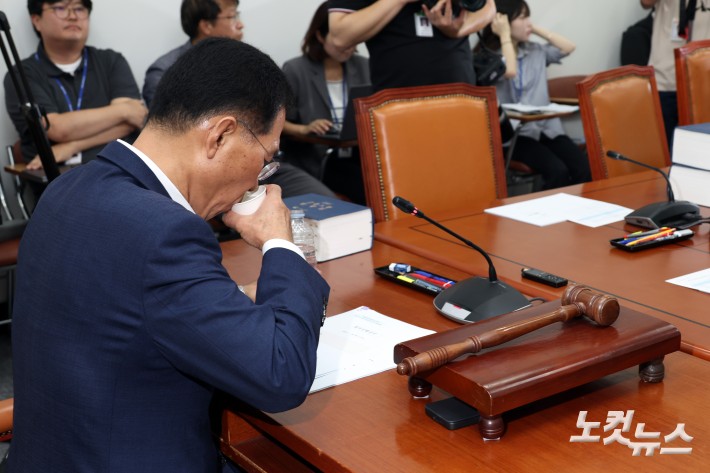 김주영 국회 환경노동위원회 소위원장이 28일 서울 여의도 국회에서 열린 