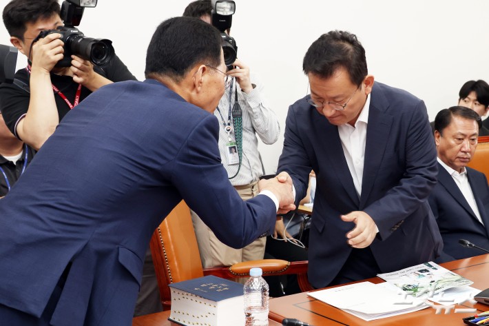 김주영 국회 환경노동위원회 소위원장과 국민의힘 김형동 의원이 28일 서울 여의도 국회에서 열린 