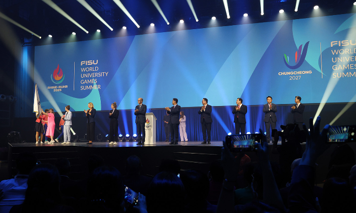 27일(현지시각) 독일 뒤스부르크 노드 환경공원에서 열린 '라인루르 하계 유니버시아드대회' 폐회식에서 대회기가 이양되고 있다. 충남도 제공