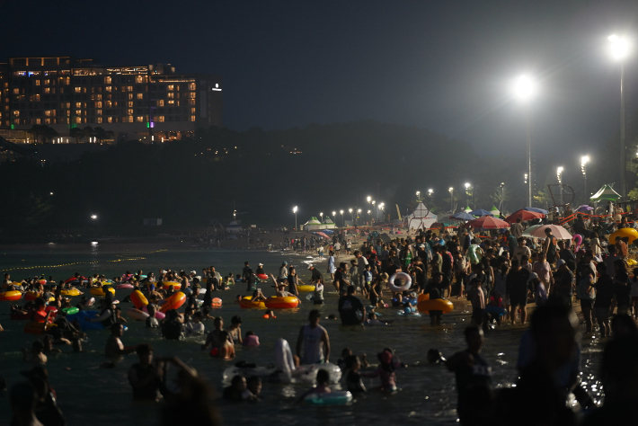 속초해수욕장 야간 개장. 속초시 제공