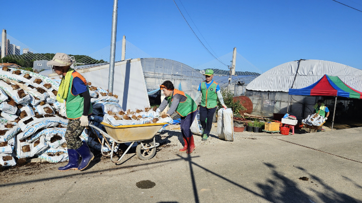광주광역시자율방재단연합회가 최근 내린 집중호우로 피해를 입은 농가를 돕기 위해 발벗고 나섰다. 광주시 제공