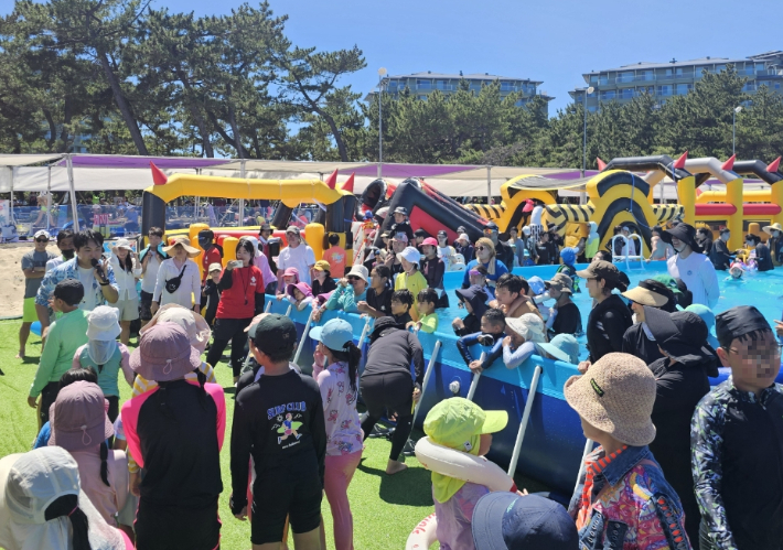 경포해수욕장 백사장에 설치한 해수풀장. 강릉시 제공