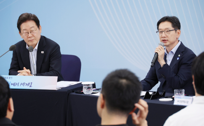 김경수 대통령 직속 지방시대위원장이 25일 부산 부경대에서 이재명 대통령이 참석한 가운데 열린 타운홀미팅 '부산의 마음을 듣다' 간담회에서 발언하고 있다. 연합뉴스