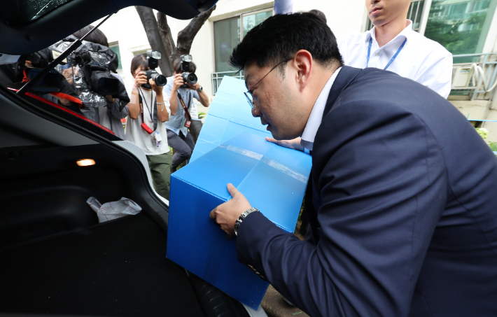  '12·3 비상계엄' 관련 내란·외환 사건을 수사하는 조은석 특별검사팀이 17일 이상민 전 행정안전부 장관의 주거지인 서울 강남구 자택을 압수수색을 한 뒤 압수품을 차에 싣고 있다. 연합뉴스
