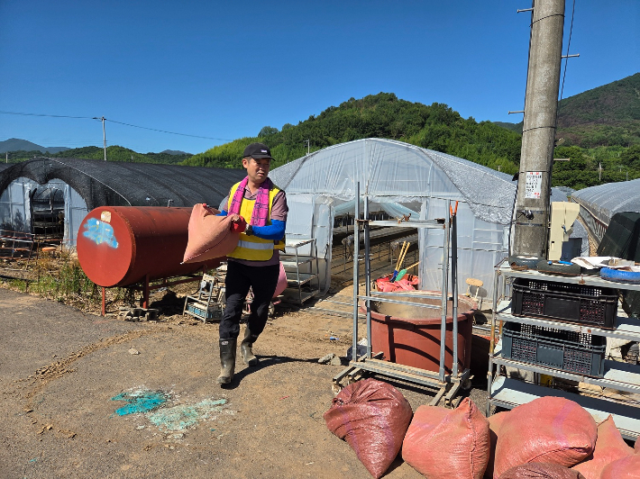 제종남 마산회원구청장과 간부공무원, 마산회원구 주민자치협의회가 하동군 옥종면에서 수해복구 자원봉사활동을 하고 있다. 마산회원구청 제공 