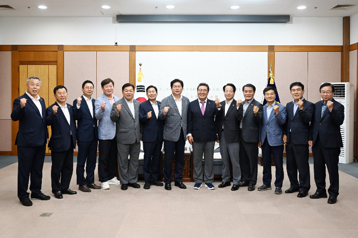 부산시의회와 경남도의회가 행정통합을 위한 공식 상견례 자리를 갖고 협력 체계를 본격 가동했다. 부산시의회 제공
