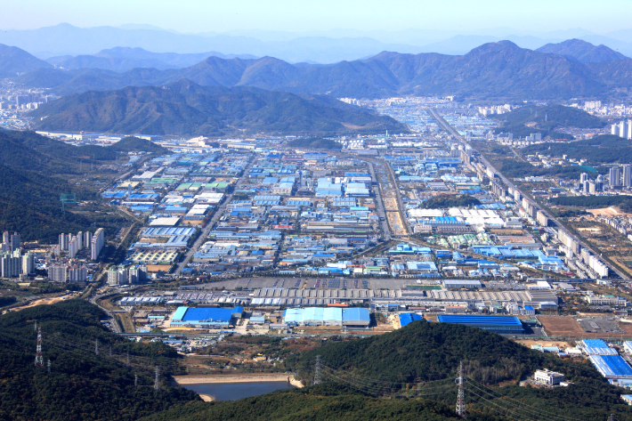 불모산에서 바라본 창원국가산업단지 전경. 창원시 제공 
