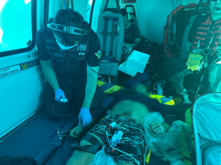 헬기 이송 중 응급조치를 하고 있는 모습. 동해지방해양경찰청 제공