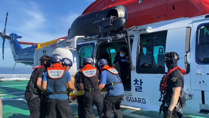 응급환자를 헬기에 태우고 있는 동해해경. 동해지방해양경찰청 제공