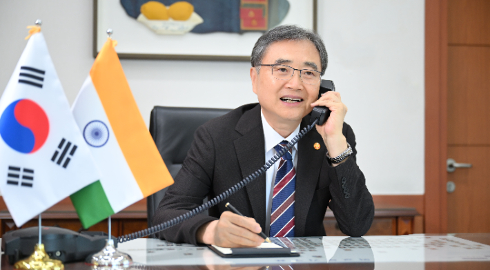 인도 외교장관과 통화하는 조현 외교부 장관. 연합뉴스