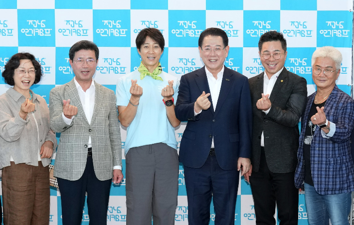 김영록 전라남도지사가 28일 오후 광양 문화예술회관에서 열린 '제14회 최수종과 함께하는 전남연기캠프 입소식'에 참석, 주요 내빈과 기념촬영을 하고 있다. 전라남도 제공