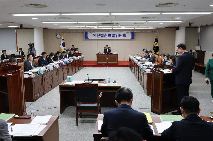 전라남도의회 예산결산특별위원회는 28일 제392회 임시회에서 전라남도가 제출한 2025년도 제2회 추가경정예산안 13조 6951억 원을 심사하고 원안 가결했다. 전남도의회 제공 