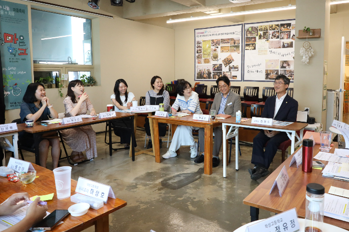 천창수 울산시교육감이 독서교육정책 대화의 시간에서 교사들과 얘기를 나누고 있다. 울산광역시교육청 제공 