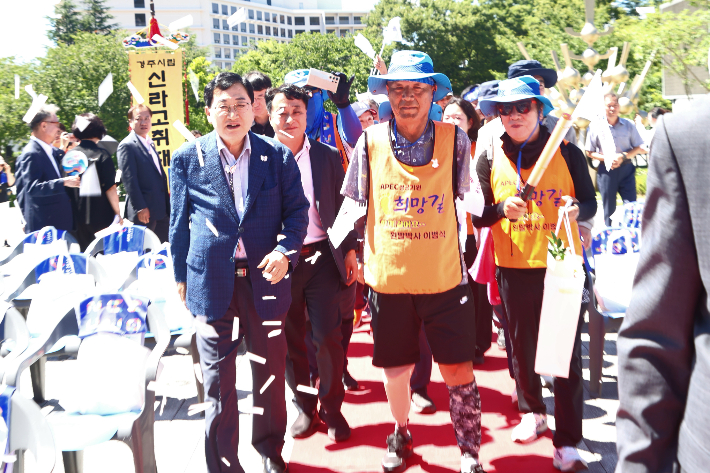 경주화백컨벤션센터(HICO) 광장에서 주낙영 경주시장이 도보 종주를 마친 이범식 박사와 함께 입장하고 있다. 경주시 제공