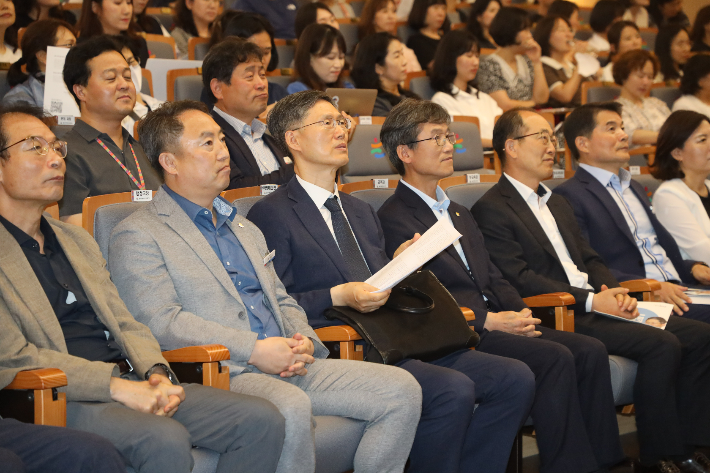 천창수 울산교육감이 울산시교육청 대강당에서 열린 문형배 전 헌법재판관 초청 특강에 참석했다. 울산광역시교육청 제공    