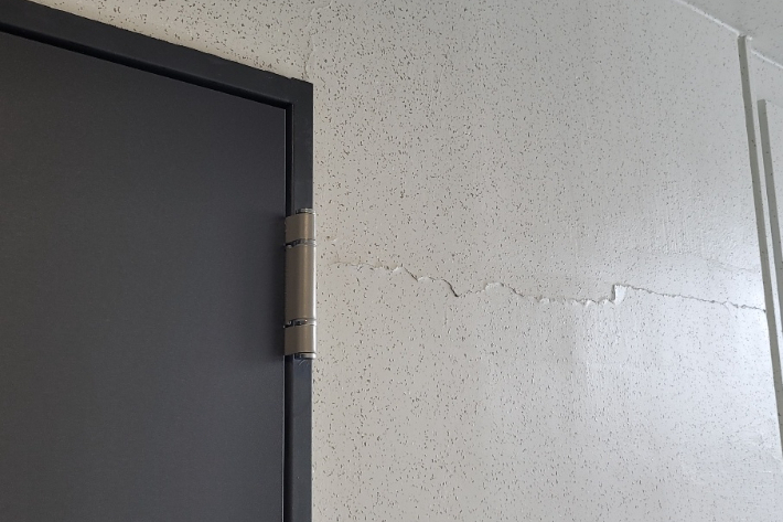 둔촌 올림픽파크포레온 3단지 34층 복도 벽면에  발생한 긴 균열. 현대건설 제공