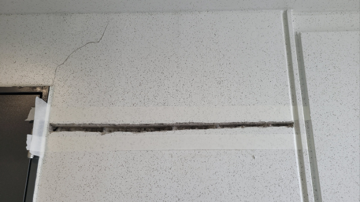 수리중인 균열 부분. 현대건설 제공