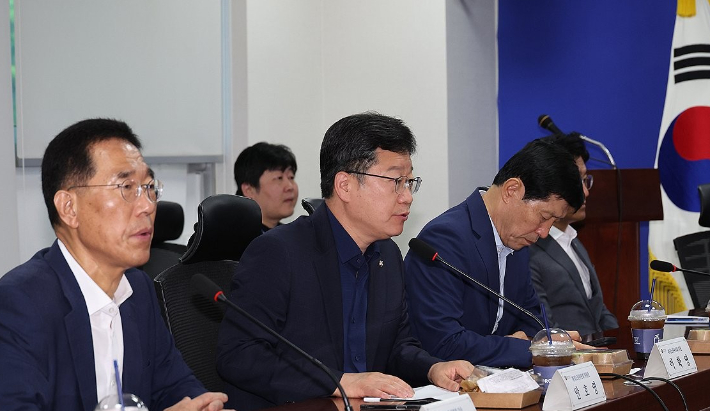 28일 서울 여의도 국회 의원회관에서 열린 국회 환경노동위원회 실무당정협의회에서 안호영 국회 환경노동위원장이 발언하고 있다. 연합뉴스