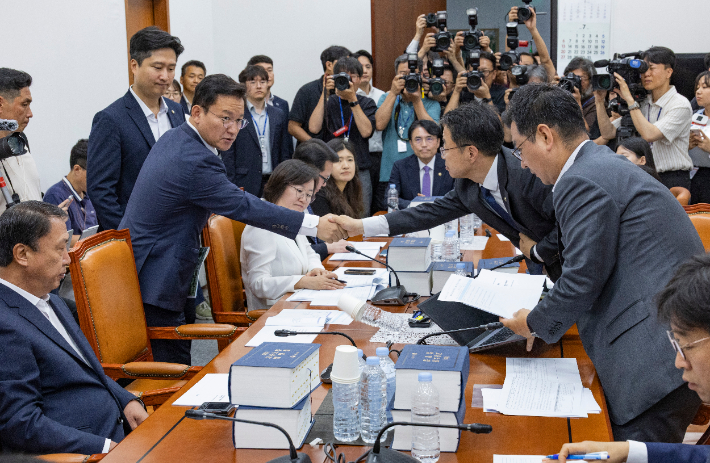 28일 국회 환경노동위원회 소회의실에서 열린 고용노동법안소위에서 국민의힘 김형동 의원(왼쪽)이 더불어민주당 의원들과 악수하고 있다. 연합뉴스