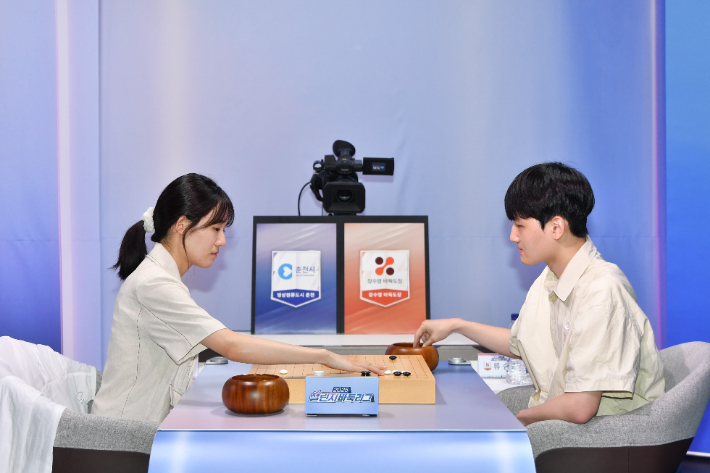 빙상원류도시 춘천의 조승아 7단(사진 왼쪽) vs 장수영 바둑도장의 류승민 아마. 한국기원 제공
