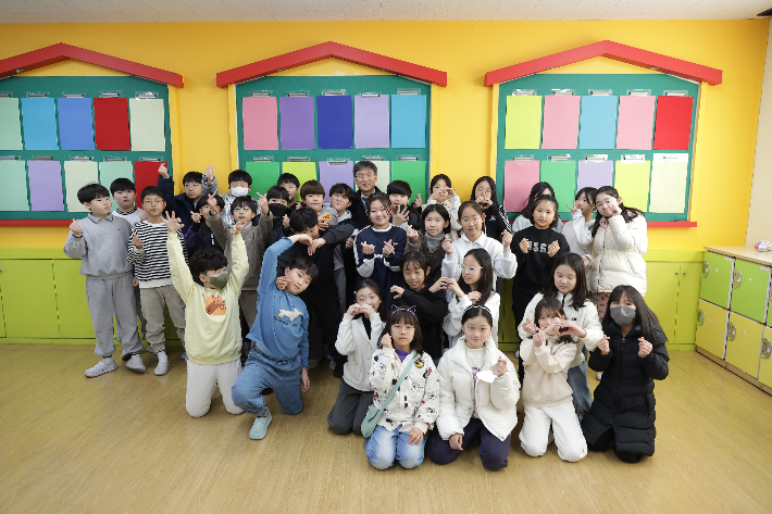 천창수 울산시교육감이 AI디지털교과서와 관련해 초등학교를 방문하고 학생들과 기념 촬영을 하고 있다. 울산광역시교육청 제공  