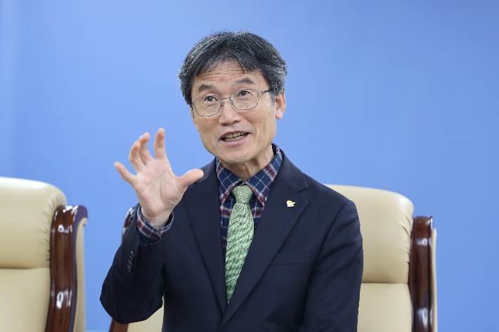 천창수 울산교육감은 최근 CBS노컷뉴스와 인터뷰에서 "끝까지 초심을 잃지 않고 아이 한 명 한 명의 성장을 최우선으로 삼으며 모두가 존중받는 따뜻한 교육을 실현해 나가겠다"라고 말했다. 울산광역시교육청 제공