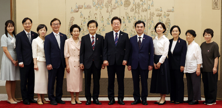 이재명 대통령이 28일 용산 대통령실에서 임명장 수여식에 참석한 신임 국무위원, 국세청장 및 가족들과 기념촬영을 하고 있다. 연합뉴스