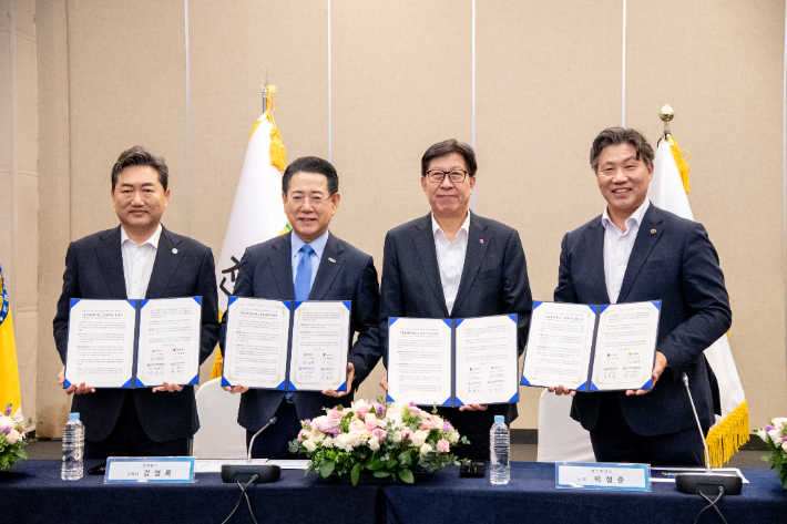 한원희 국립목포해양대 총장, 김영록 전남지사와 박형준 부산시장, 류동근 국립한국해양대총장 등이 업무협약을 체결하고 있다. 국립한국해양대 제공