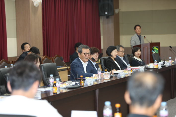  읍면동 순방에 나서 시민과 대화하고 있는 김홍규 시장. 강릉시 제공
