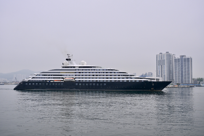 속초항에 입항하고 있는 시닉 이클립스Ⅱ호. 속초시 제공