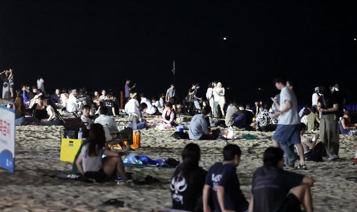 피서 절정기를 맞아 열대야에 지친 피서객들이 북적이고 있다. 연합뉴스