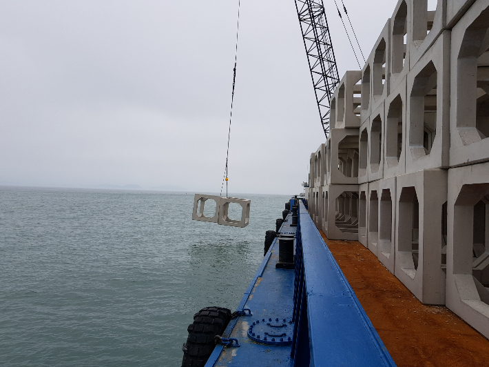 인공어초 투하. 전라남도 제공