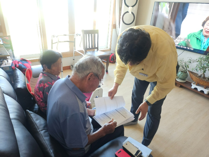 민생 쿠폰 '가가호호 방문 지급' 지원 현장. 고흥군 제공
