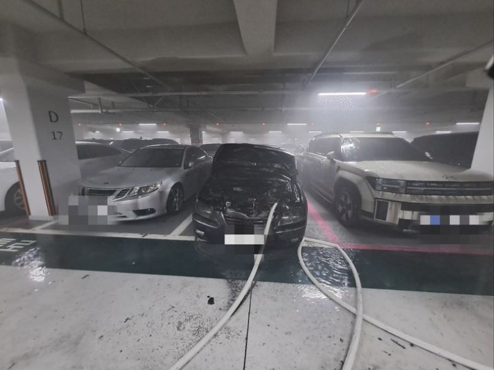 29일 12시 35분쯤 전북 군산시 조촌동의 한 아파트 지하주차장에 세워진 승용차에서 불이 나 20분여 만에 진화됐다. 전북소방본부 제공